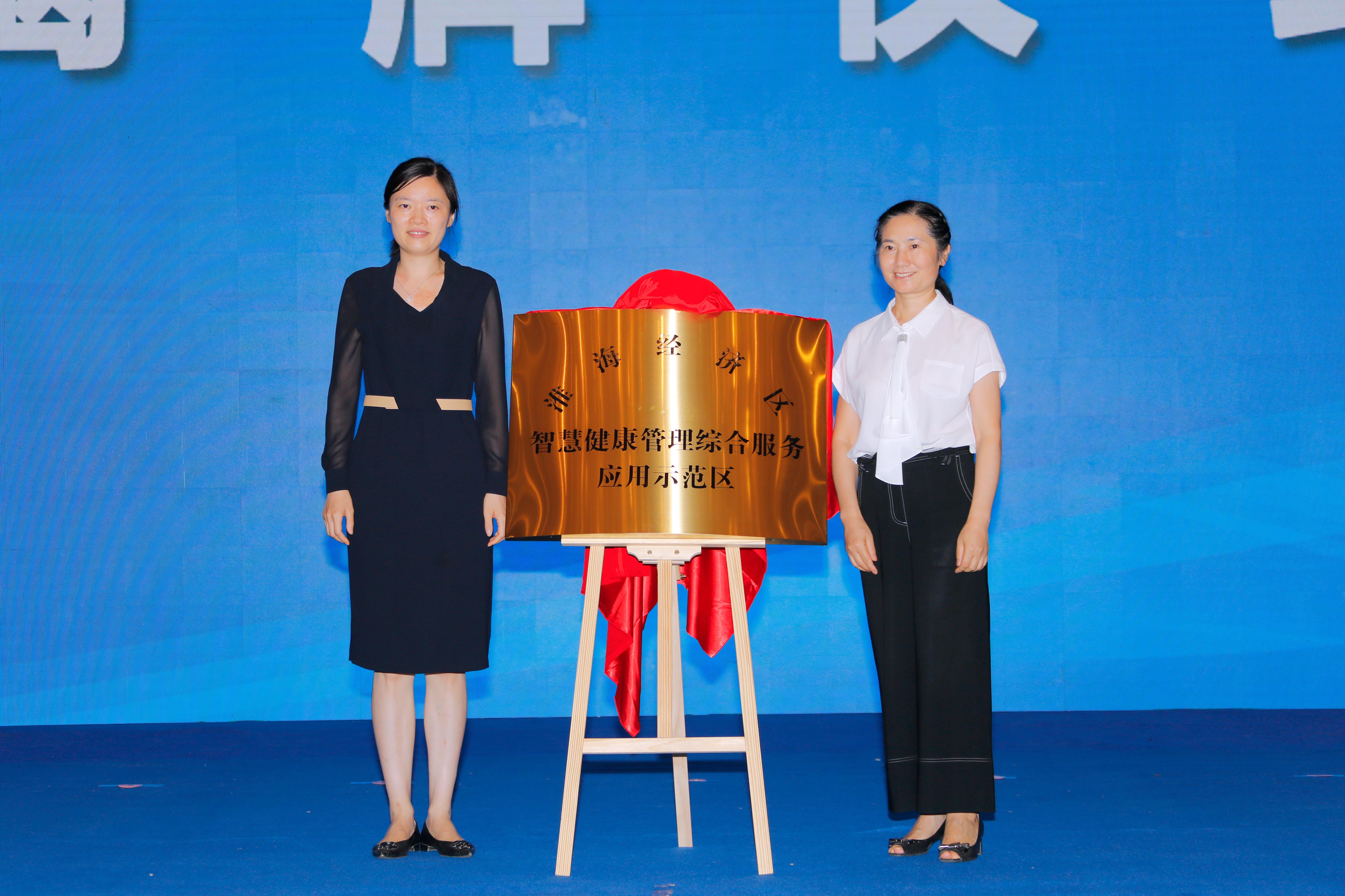 云龙区副区长黄建国和孙玉梅教授分别代表徐州医科大学,云龙区人民